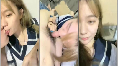  당신의 사타구니 고양이 노란 머리, 높은 외모의 귀여운 여동생이 되어라, 정취 있는 학생 제복은 분홍빛 구멍 털을 짙게 하고, 입술을 옆으로 들이대며 신음소리를 내는 것이 매우 아름답습니다.